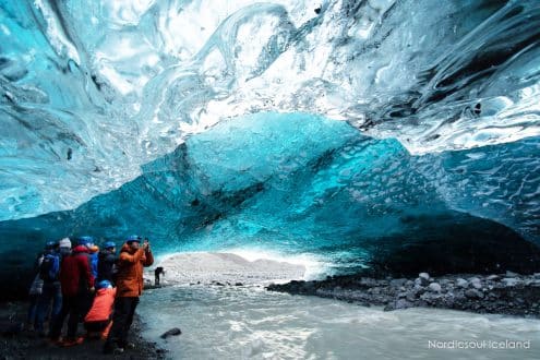 Kristalblauwe ijsgrot onder de vatnajokull gletsjer