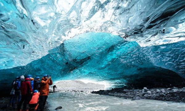 Cueva de hielo azul cristalino bajo el glaciar vatnajokull