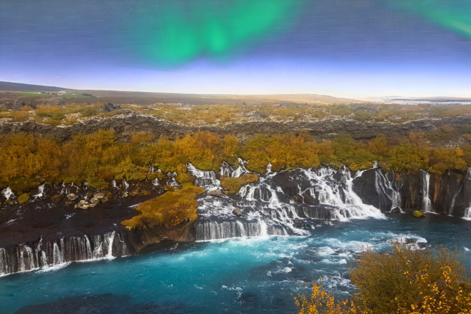 Aurores boréales au-dessus des chutes d'eau de Hraunfossar dans l'ouest de l'Islande.