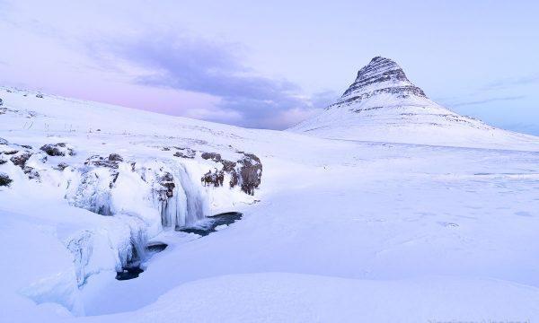 Una de las montañas más fotografiadas de Islandia, el famoso kirkjufell bajo la nieve