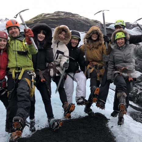 Groupe de personnes lors d'une randonnée glaciaire sur le glacier Solheimajokull