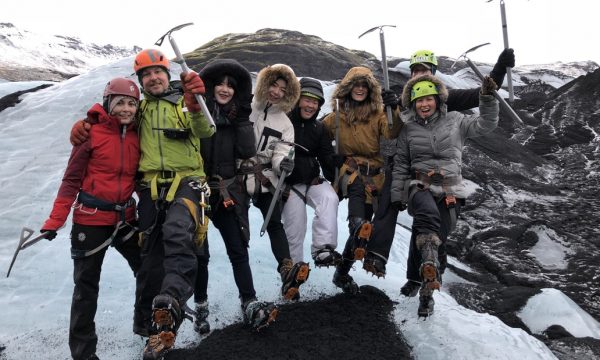 Groupe de personnes lors d'une randonnée glaciaire sur le glacier Solheimajokull