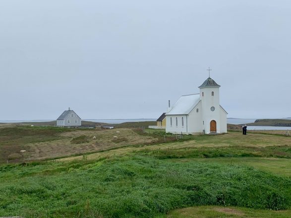 La modesta iglesia en Flatey Island