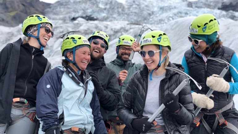 Excursionistas felices del glaciar en Islandia