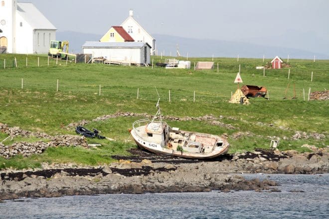 Un bateau sur l'île Flatey