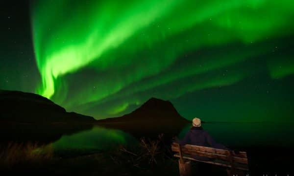 Aurora Boreal, también conocida como aurora boreal, sobre el famoso Kirkjufell en la península de Snaefellsnes, en el oeste de Islandia