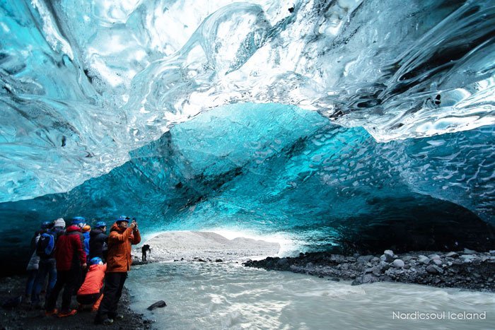 Cueva de hielo azul cristalino debajo de un glaciar