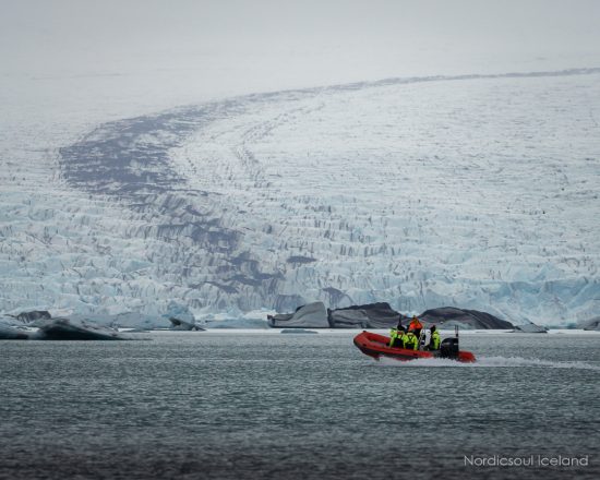Un barco en la laguna glaciar de Jokulsarlon.