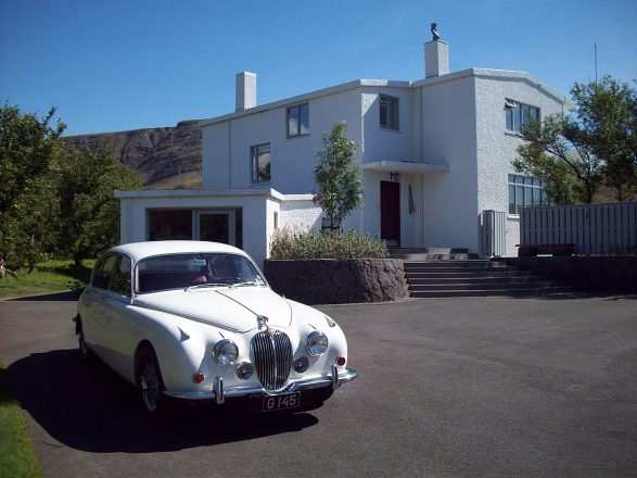 Un jaguar devant la maison Gljúfrasteinn.