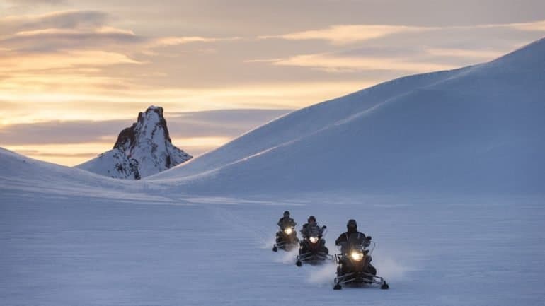 Golden Circle Super Jeep Tour con motos de nieve en un glaciar