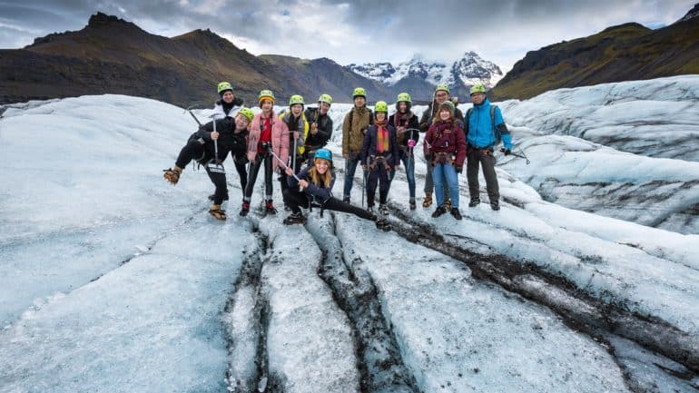 Groupe de personnes sur un glacier