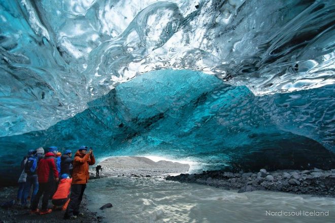 la gente viene de todo el mundo para ver estas cuevas de hielo azul cristalino formándose bajo los glaciares en Islandia