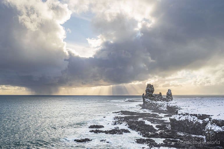 Formación rocosa de Lóndrangar en la península de Snaefellsnes