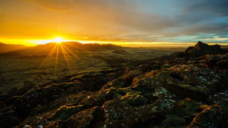 Le soleil de minuit qui brille sur la campagne islandaise
