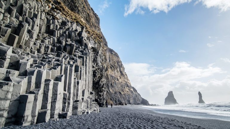 Las columnas de basalto negro de la playa Reynisfjara en el sur de Islandia