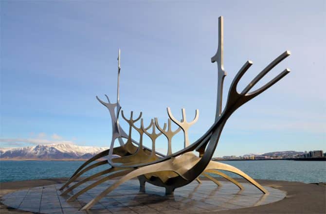 Escultura Sun Voyager en la costa de Reykjavik