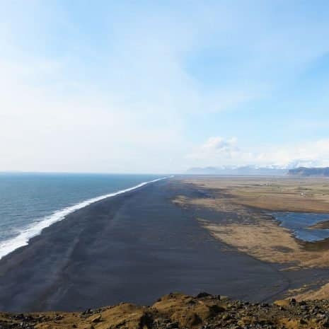 Magnífica vista desde el faro Dyrholaey en el sur de Islandia