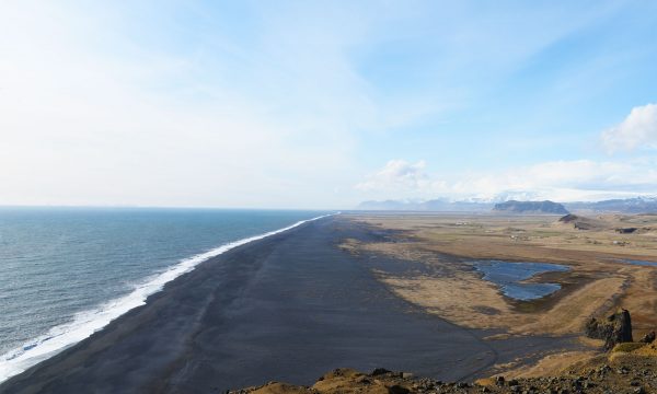 Vue magnifique depuis le phare de Dyrholaey dans le sud de l'Islande
