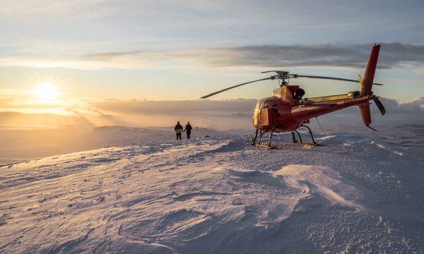Un helicóptero sobre una superficie nevada.