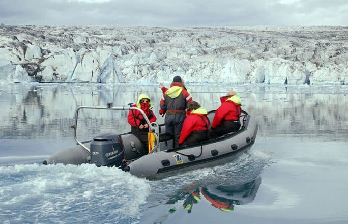 Si quieres experimentar el verdadero tamaño de esos glaciares, lo que debes hacer es un tour en bote zodiac en Jokulsarlon.