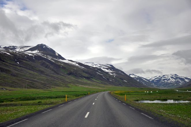 Una carretera vacía en el norte de Islandia