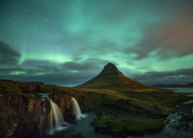 Les aurores boréales sur la montagne Kirkjufell sur la péninsule de Snæfellsnes.