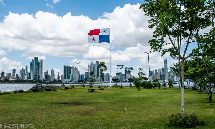La bandera de Panamá frente a la Ciudad de Panamá