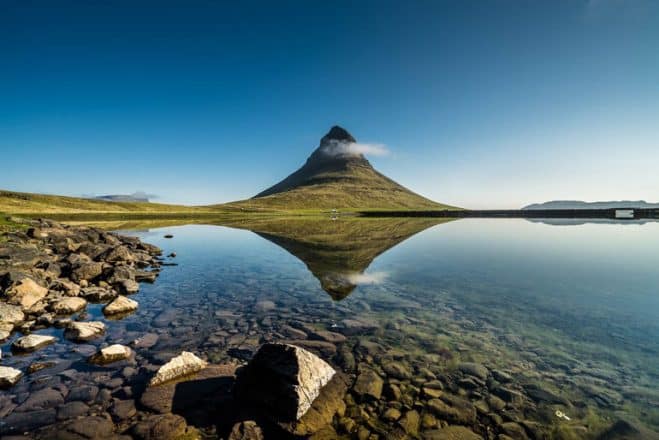 Montaña Kirkjufell en la península de Snæefellsnes, al oeste de Islandia.