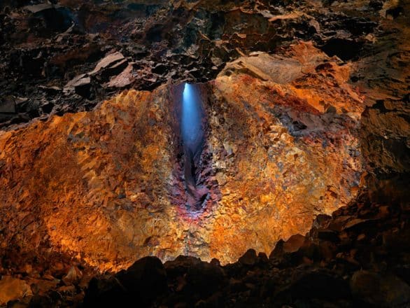 Vista desde el interior del cráter de un volcán en islandia