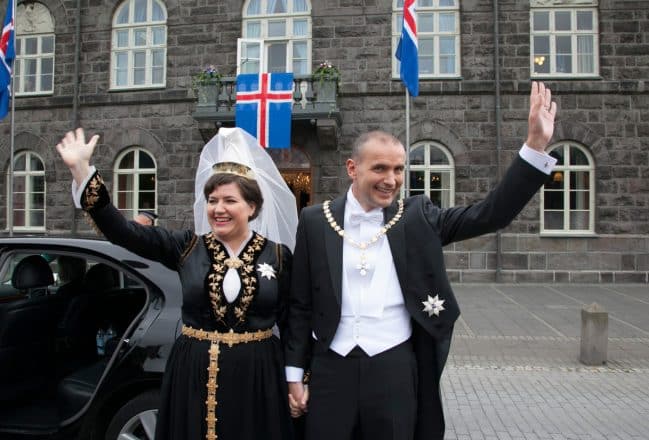 Presidente de Islandia, Guðni Th. Jóhannesson y la primera dama, Eliza Reid, frente al parlamento de Islandia.