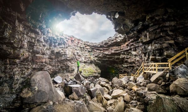 La cueva de lava de vidgelmir en el oeste de islandia es una de las más grandes que puedes visitar