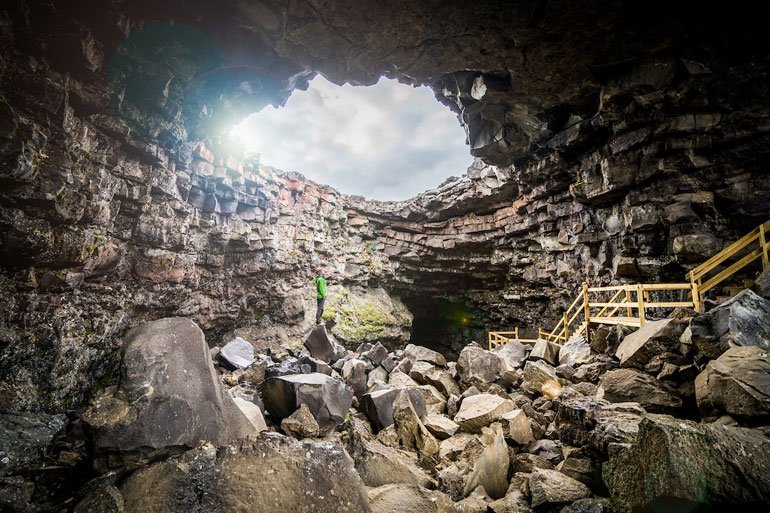 La cueva de lava de vidgelmir en el oeste de islandia es una de las más grandes que puedes visitar