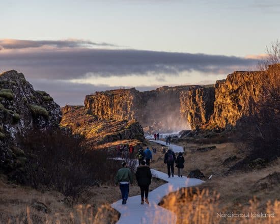 Gente caminando por el Cañón de Almannagja en el Parque Nacional de Þingvellir