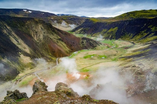 El vapor se eleva desde el suelo en el valle de Reykjadalur en el sur de Islandia