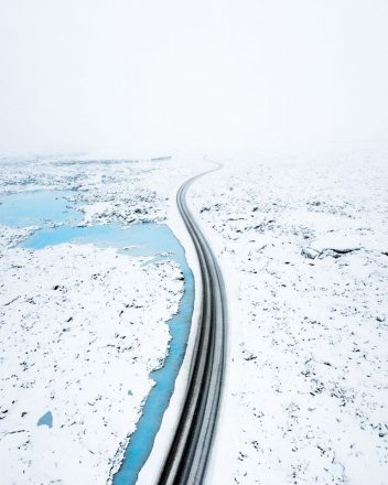 Une route à travers le paysage gelé de l'Islande