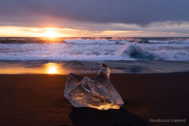 Un iceberg sur la plage de diamants