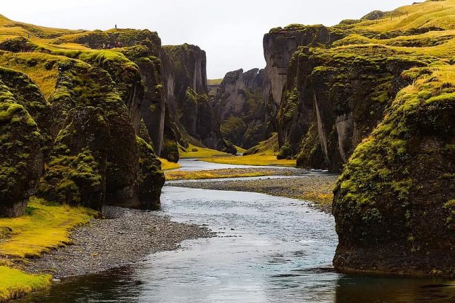 Fjaðrárgljúfur es un impresionante cañón en el sur de Islandia