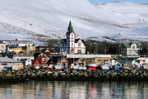 De Noord-IJslandse stad Húsavík met zijn iconische kerk in het centrum.
