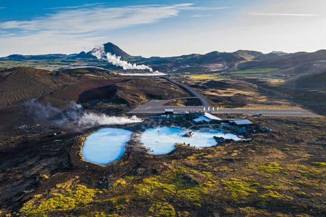 Vista aérea del spa Mývatn Nature Baths y los paisajes volcánicos circundantes en el norte de Islandia.