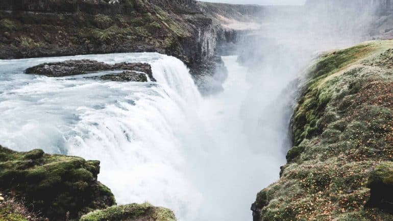 La puissante cascade de Gullfoss se trouve lors de la visite touristique du Cercle d'Or