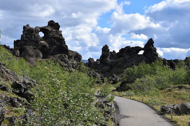 Un camino a través del campo de lava de Dimmuborgir en el norte de Islandia