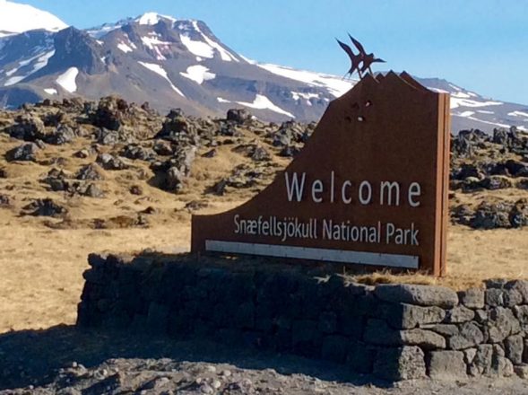 Un cartel que da la bienvenida a la gente al Parque Nacional Snaefellsjokull.