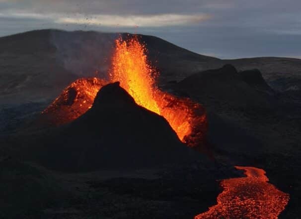 Un volcán en erupción en la península de Reykjanes en Islandia
