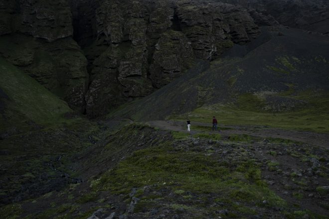Deux personnes marchant vers la gorge de Raudafeldsgja sur la péninsule de Snaefellsnes.