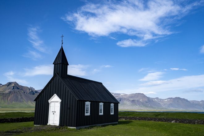 La iglesia negra azabache de Budarkirkja en la península de Snaefellsnes.