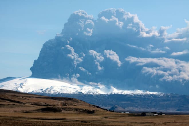 Rook en as die opstijgen bij de uitbarsting van de Eyjafjallajökull Vulkaan in 2010, IJsland.