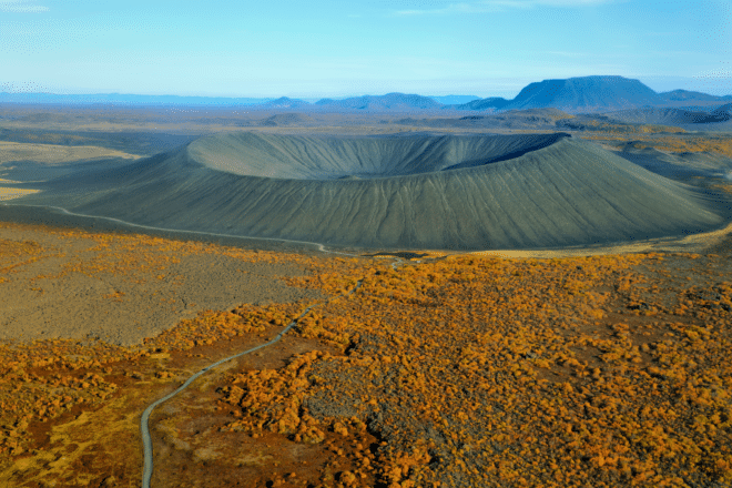 Luchtfoto van de Hverfjall krater in Noord-IJsland.