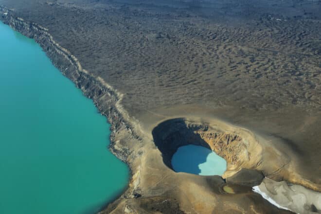 Lago azul Oskjuvatn y el lago más pequeño del cráter Viti en las tierras altas de Islandia