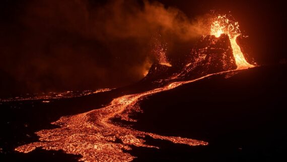 Rode lava stroomt uit een uitbarstende vulkaan in IJsland