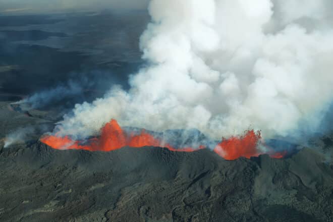 Fumée et lave sortant du volcan Bardarbunga en Islande